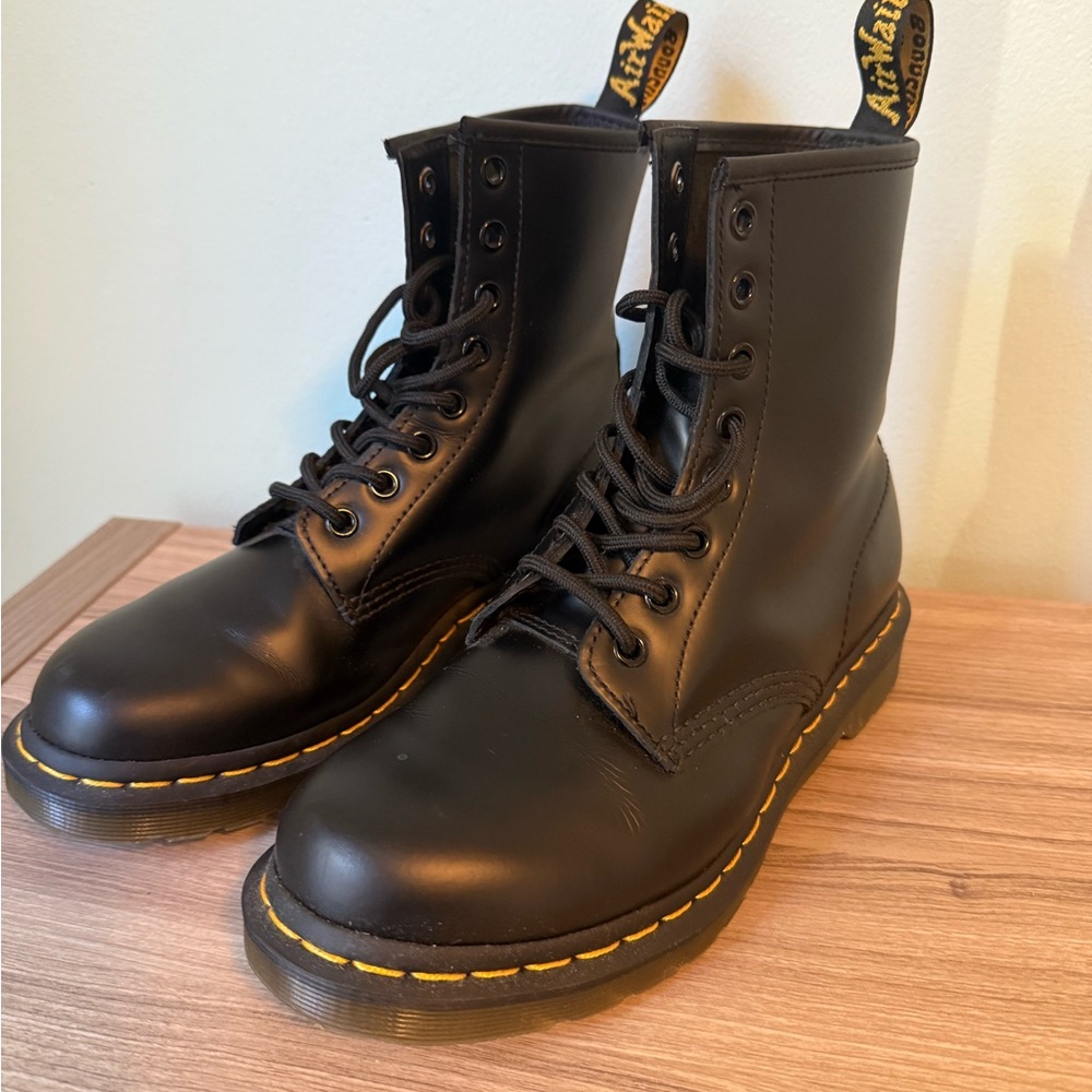 1460 Smooth Leather Lace Up Doc Martens, Women’s US 7, UK 5